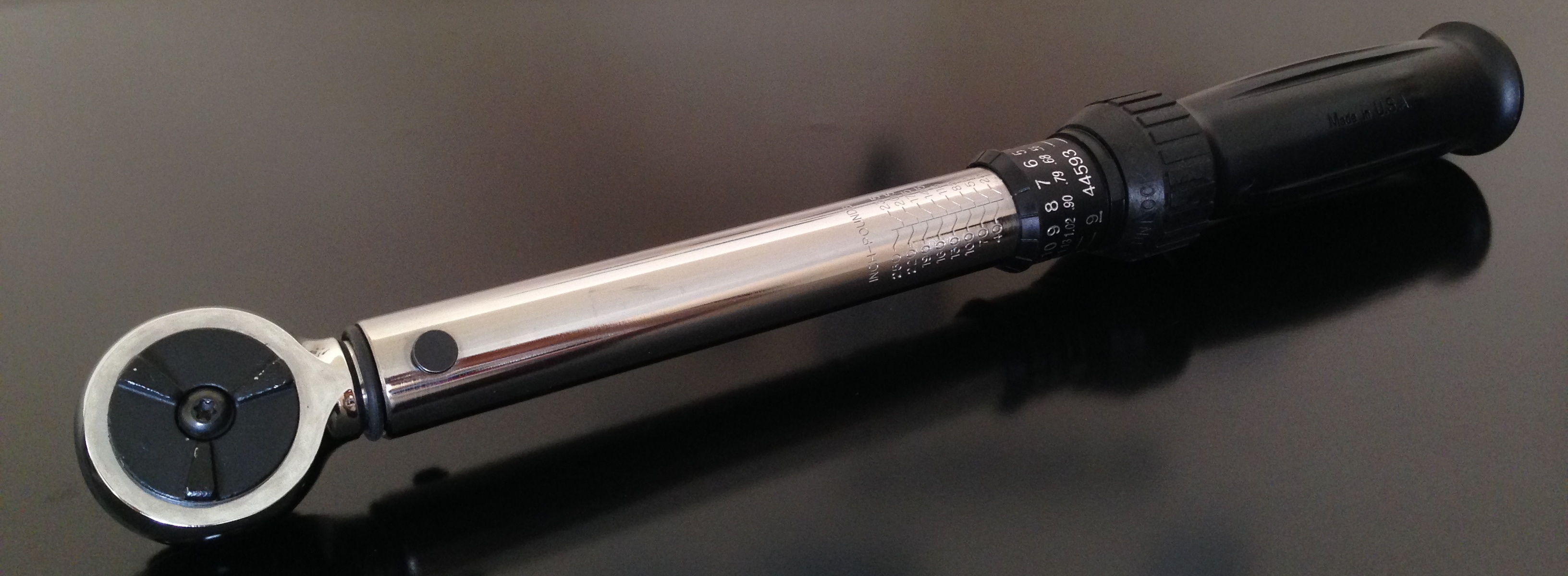 Click-style inch-pound torque wrench showing the micrometer scale on the handle